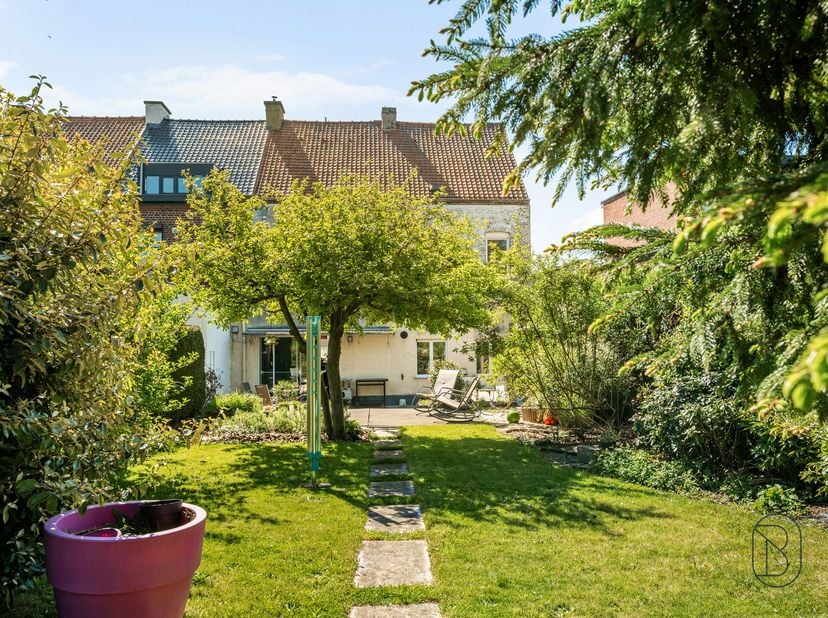 Woning met 3 ruime slaapkamers, tal van extra ruimtes en aangename tuin, centraal gelegen nabij voorzieningen!<br />
Deze woning biedt een solide basi
