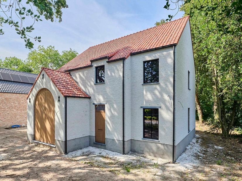 Ben je op zoek naar een tijdloze nieuwbouwvilla waar rust, ruimte en luxe samenkomen? Dan is deze woning op een perceel van 825 m² precies wat je zoek