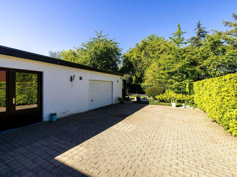 Op zoek naar een charmante, goed verzorgde woning met 3 slaapkamers en voorzien van een tuin, terras, oprit en garage? Kom dan zeker deze woning ontde