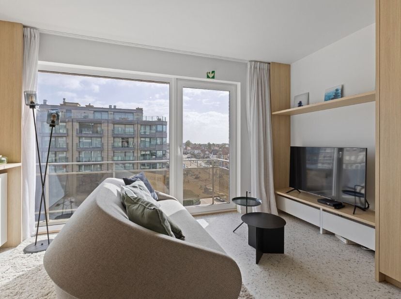 Koksijde : Op het gezellige Zouavenplein in Koksijde bevindt zich dit prachtig gerenoveerde appartement van 60 m² met twee slaapkamers. Het appartemen