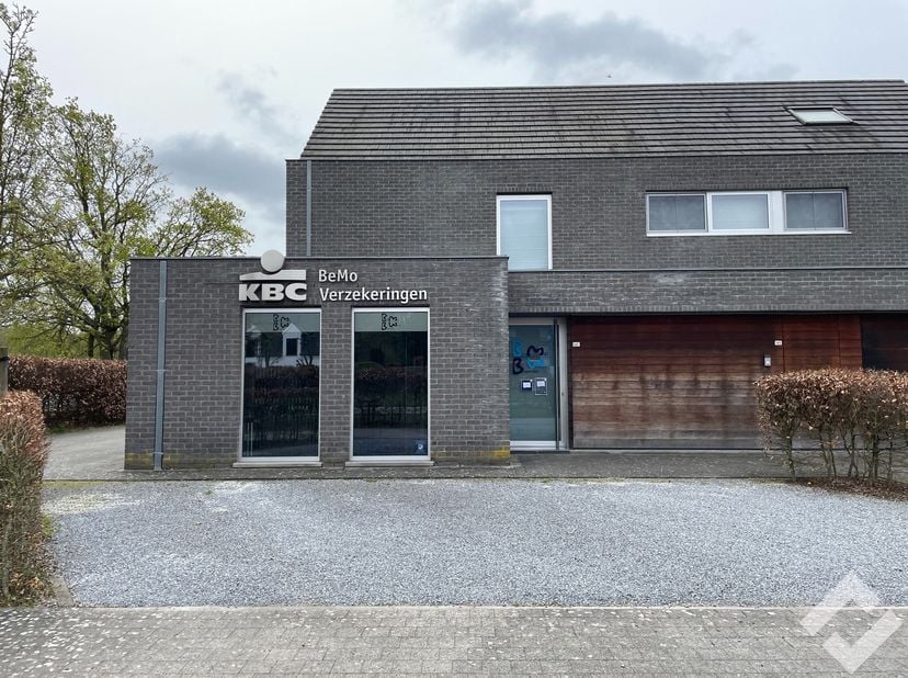 Energiezuinig en gemeubileerd kantoor te huur op commerciële ligging in Geel. Het kantoor bevindt zich op de drukke verbindingsweg Molseweg die met de