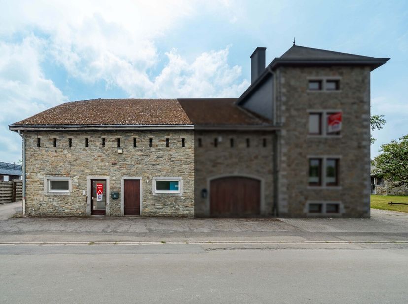 Bien professionnel à vendre à Rue de Burhaimont 140 boîte B,
                    6880 Bertrix