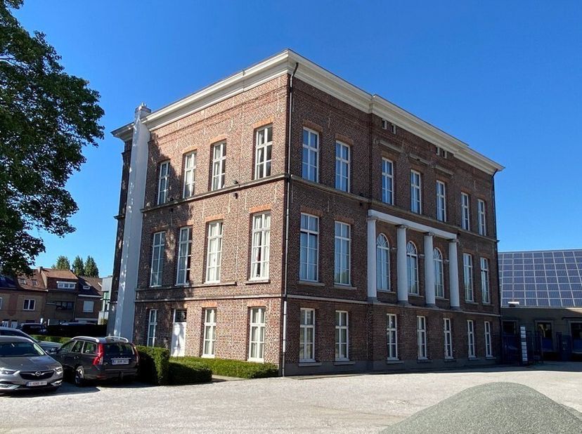 288m² kantoorruimte op eerste verdieping van voormalige directeurswoning (neoclassistische stijl) - uitbreidbaar tot 816m²<br />
Ligging: op de hoek v