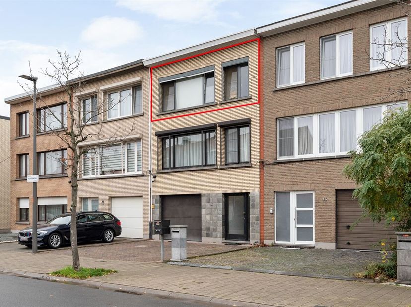 Ligging: Dit charmant appartement is rustig gelegen in een residentiële wijk te Merksem. Verschillende scholen, winkels, horeca, sportvoorzieningen en