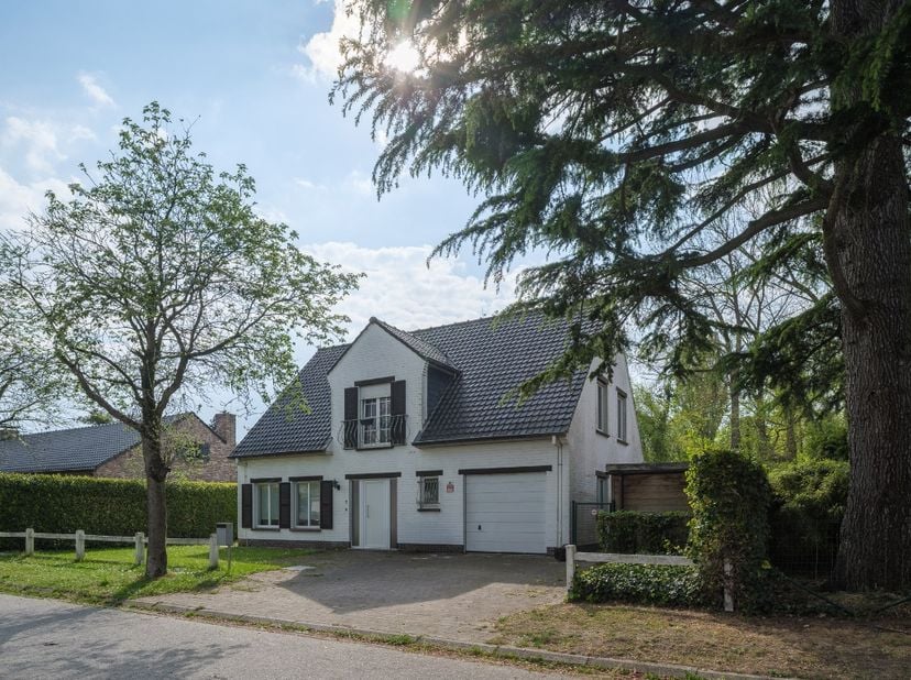 Vrijstaande woning (bew. opp 179m2) met 4 slaapkamers op perceel van 779m2 te Sint-Denijs-Westrem.<br />
<br />
Voor meer informatie, mail naar info@c