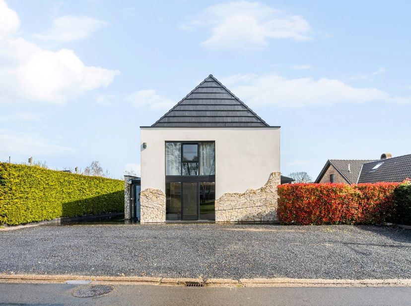 Deze uitzonderlijk ruime villa op een perceel van 1255 m² in Genk combineert wooncomfort, professionele mogelijkheden en een hoogwaardige afwerking. M