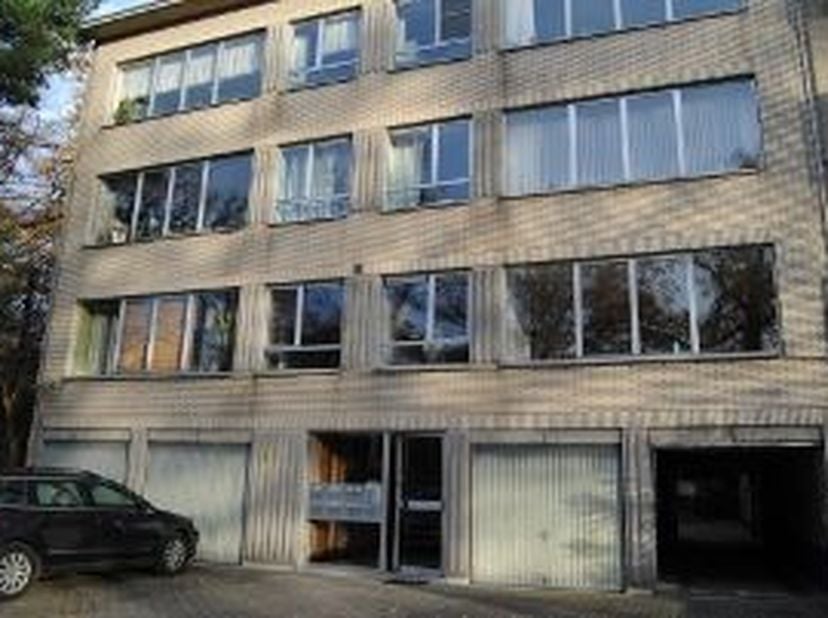 Zonnig, ruim en gerenoveerd app met 2 slaapkamers en terras. Het appartement is gelegen op de tweede verdieping en te bereiken met een lift en/of trap