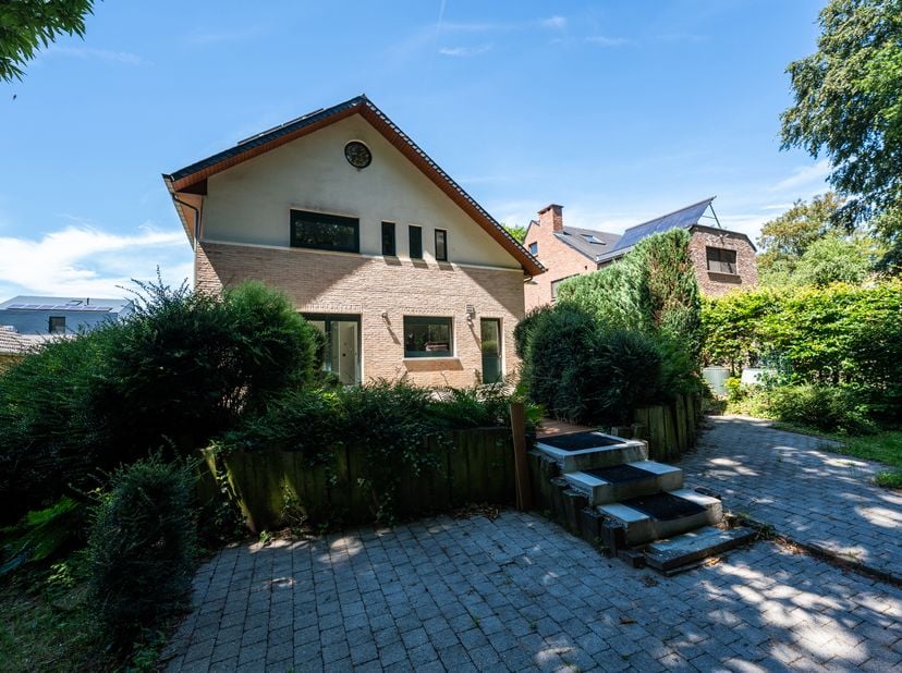 TERVUREN, vlak bij het Moorselbos, ruime VILLA (4 slaapkamers/2 badkamers) met een bewoonbare oppervlakte van +/- 245 m² op een perceel van 7 a 20 ca