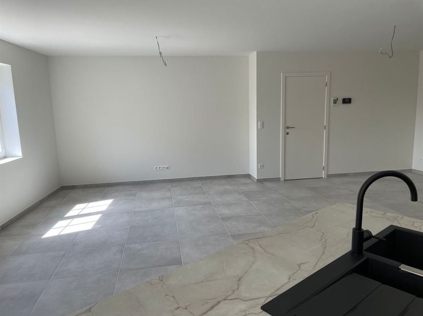 Ruim nieuwbouwappartement met 2 slaapkamers, terras, autostaanplaats en berging in het centrum van Booischot<br />
Ligging :<br />
Dit stijlvolle nieu