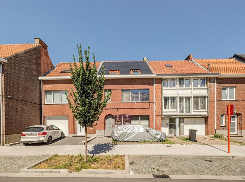 Cette maison, dotée de planchers intermédiaires en béton et située à quelques pas de la station Nekkerspoel, a été entièrement rénovée à partir d'un é