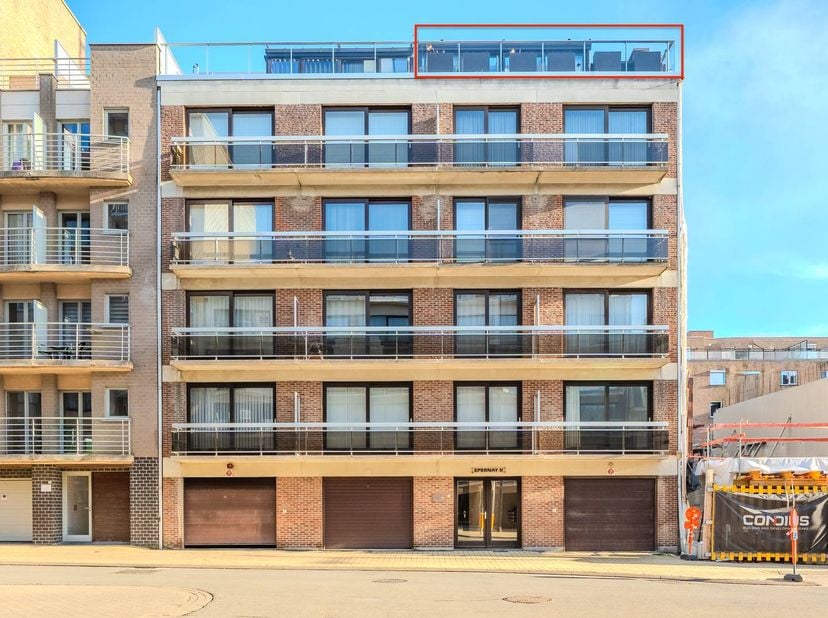 Lichtrijk dakappartement te koop in de residentie “Epernay II”, gelegen aan de A. Van Cailliestraat 14 te Middelkerke. Dit instapklaar appartement met