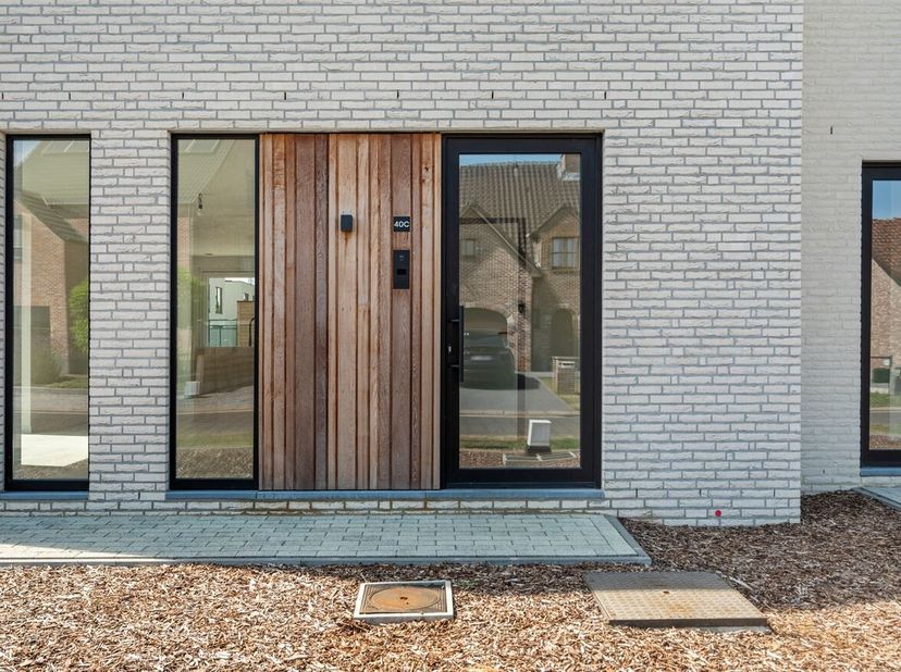Eigentijds wonen in een kleinschalig BEN-project<br />
Dit stijlvolle nieuwbouwproject omvat moderne halfopen BEN-woningen waar hedendaagse architectu