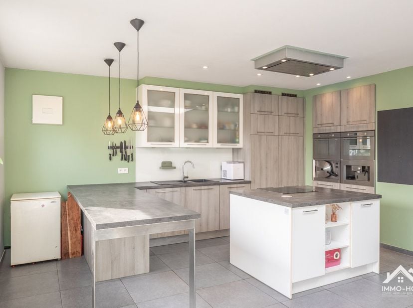 Deze instapklare woning combineert een praktische indeling met aangename en lichtrijke leefruimtes. De gezellige woonkamer sluit aan op een bijzonder
