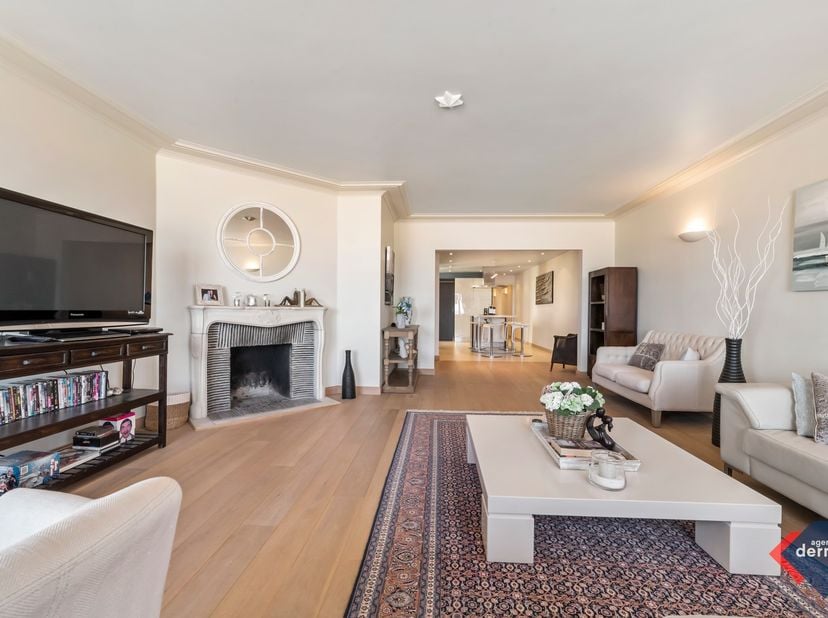 Cet appartement spacieux et décoré avec goût offre des vues formidable sur le port et une vue fantastique sur le côte jusqu'à Zeebrugge. L'appartement