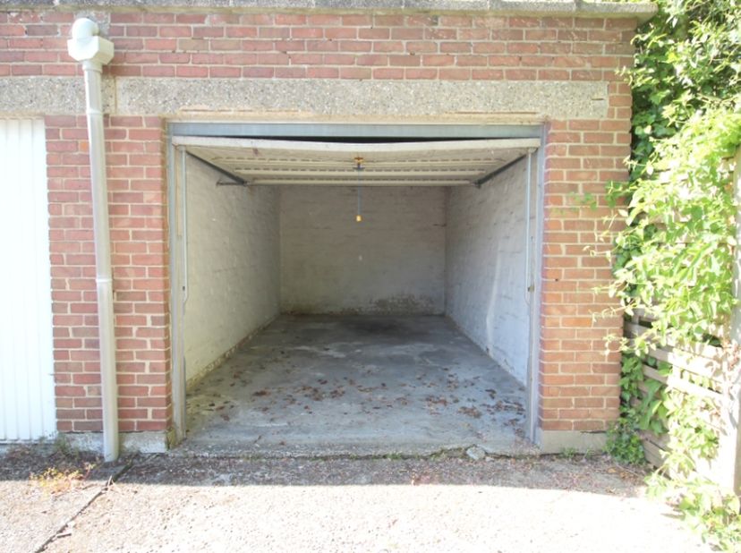 Gelegen aan de Bromeliastraat in Sint-Amandsberg, biedt deze garage een praktische oplossing voor uw opslag- en parkeerbehoeften. Deze ruimte ideaal v