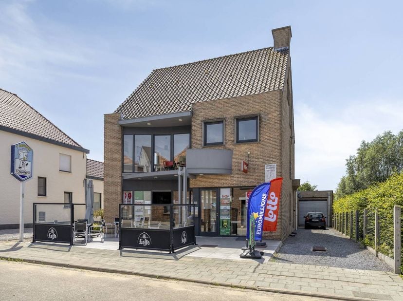 Ce bâtiment offre une combinaison d'un espace commercial, d'une salle de banquet équipée et d'une résidence.<br />
C'est l'endroit idéal pour ceux qui