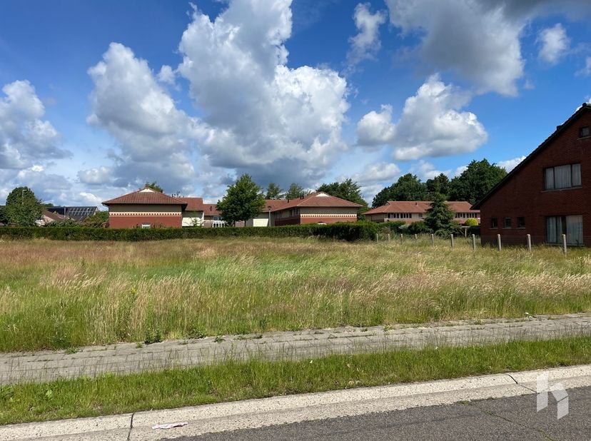Mooi bouwperceel van 7a72ca gelegen op slechts enkele minuten van het centrum van Overpelt. Dit perceel is geschikt voor het bouwen van een ééngezinsw