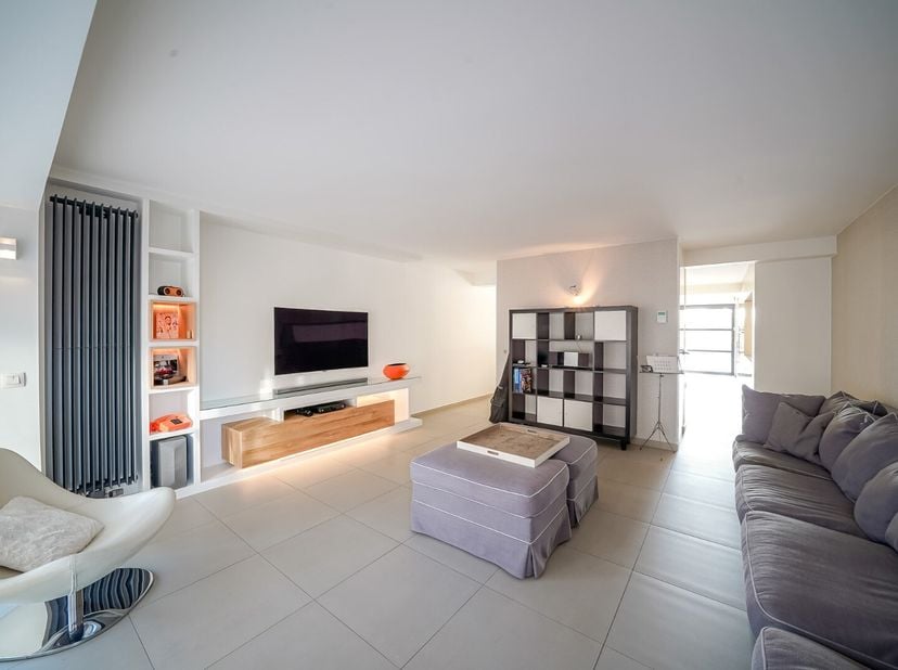 Aan de markt van Oudenburg vind je deze goed gelegen handelszaak met bovenwoning. Voorheen een lingeriewinkel, is dit pand ideaal voor nieuwe, enthous