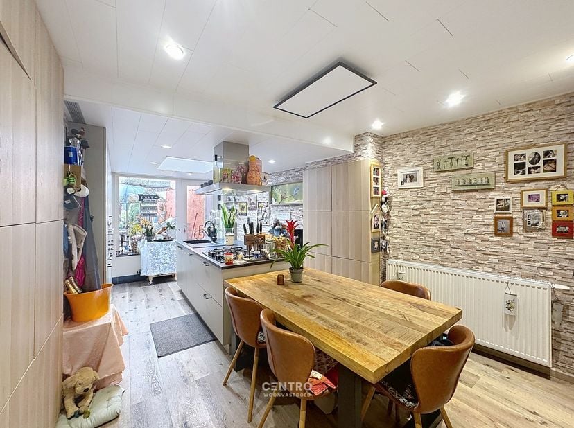 Charmant gelegen woning met 2 à 3 slpks te Lissewege!<br />
<br />
INDELING:<br />
Gelijkvloers:<br />
Inkomhal - living (met veel inbouwkasten) en KW