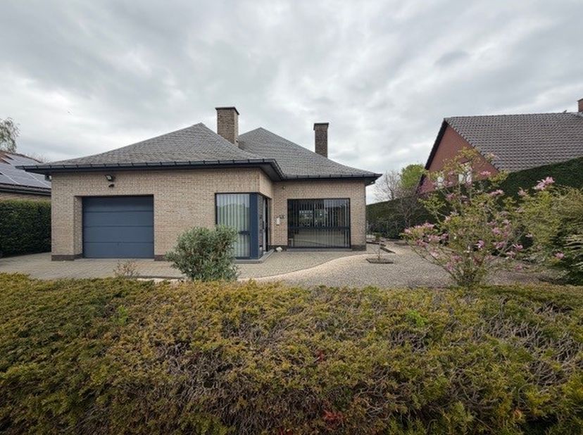 Mooie ruime woning 4 slaapkamers.&amp;nbsp;&amp;nbsp;<br />
Inkomhal, toilet, ruime leefruimte met veel lichtinval, keuken, berging/wasplaats, badkamer (ruime