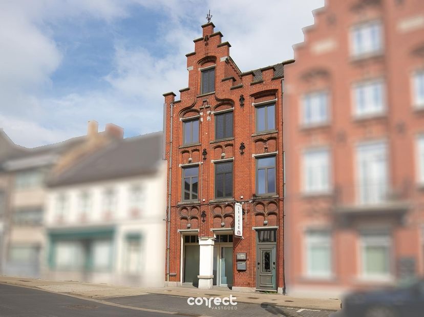 Authentieke trapgevelwoning - gemengd gebruik.<br />
<br />
In de Hofstraat, op wandelafstand van de markt en station, vinden we dit gemengd gebouw