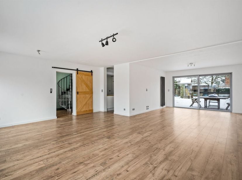 Ruime woning met garage en tuin in Westerlo<br />
<br />
Deze gesloten bebouwing in Westerlo combineert een praktische indeling met lichtrijke leefr