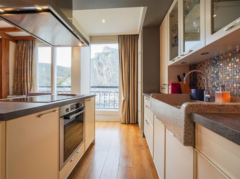 Met uitzicht op de Maas en de majestueuze Citadel van Dinant, biedt dit prachtige appartement op de 3e verdieping van 130 m² een gewoonweg opmerkelijk