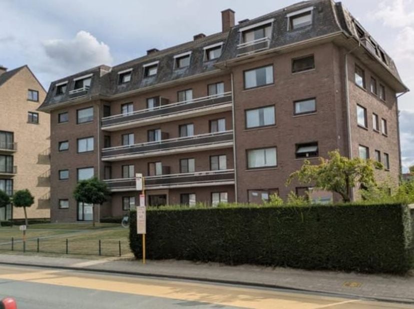 RUIM APPARTEMENT IN CENTRUM HARELBEKE (3e verdieping) - <br />
<br />
Ideaal pand zowel voor eigen bewoning of geschikt als vastgoedbelegging (géén re
