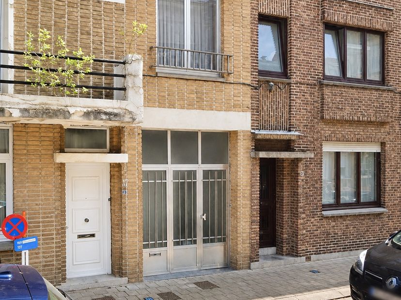 IDEALE INVESTERING VOOR ONTWIKKELAARS - IDEALE STARTERSWONING<br />
Gelegen op een zeer centrale ligging in Sint-Niklaas, nabij het station, winkels,