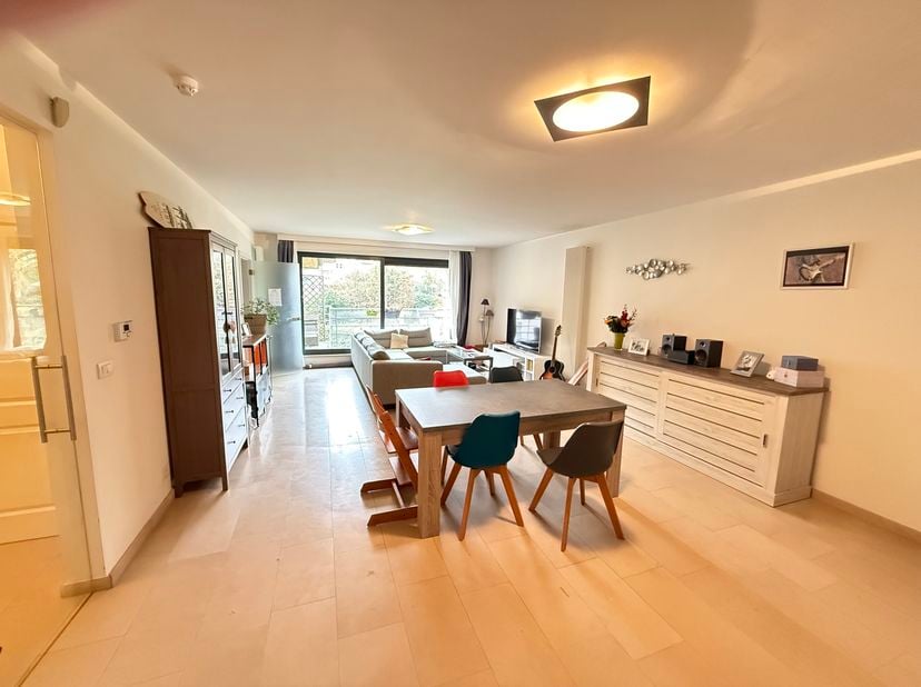 WOLUWE SAINT PIERRE, vlakbij Place Dumon en metrostation Stockel. Schitterend appartement van 160m² (3CH/2SDB) met garage en terras. Gelegen op de 2e