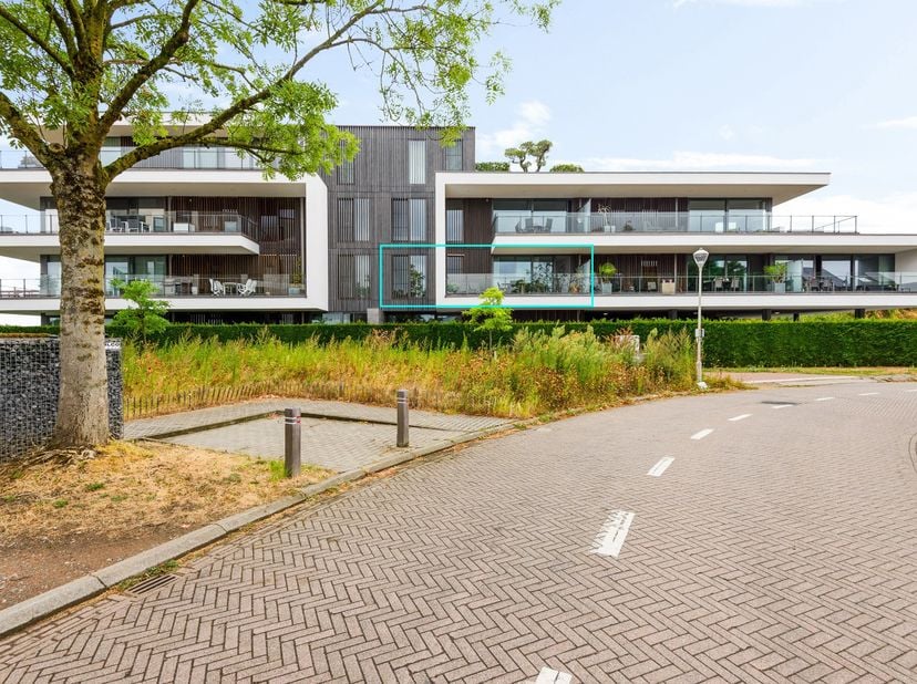 Stijlvol appartement met terras en 2 autostaanplaatsen inbegrepen in de prijs<br />
In de prestigieuze residentie ‘De Kade’, op een unieke locatie aan