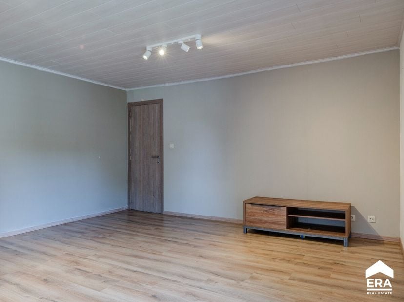 Te koop: instapklaar twee slaapkamerappartement met balkon, garagebox en autostaanplaats, rustig gelegen in een groene omgeving te Genk.Dit verzorgd a