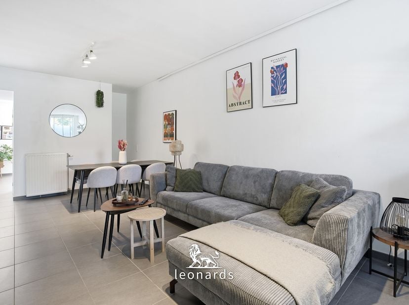 Bent u op zoek naar een unieke woonplek waar het stadsleven en rust hand in hand gaan? Deze volledig gerenoveerde stadswoning is gelegen op een absolu