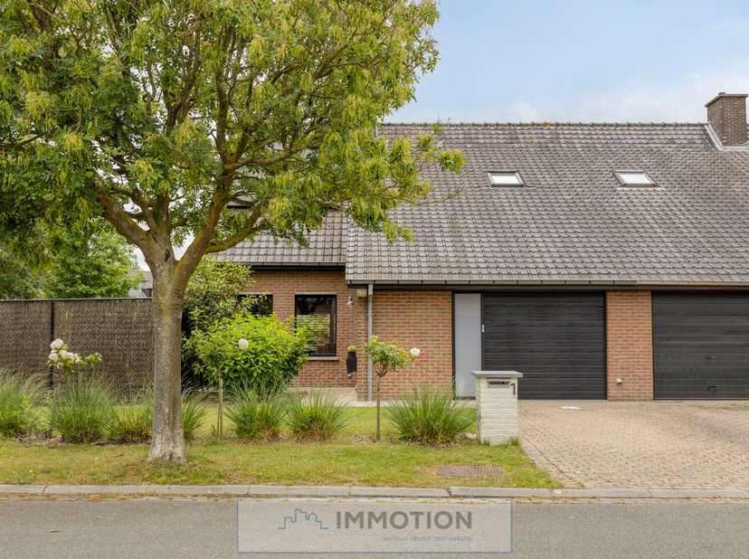 Halfopen bebouwing · 370 m² perceel · Volledig gerenoveerd in 2019<br />
<br />
Welkom in deze&amp;nbsp;volledig gerenoveerde halfopen woning gelegen in e