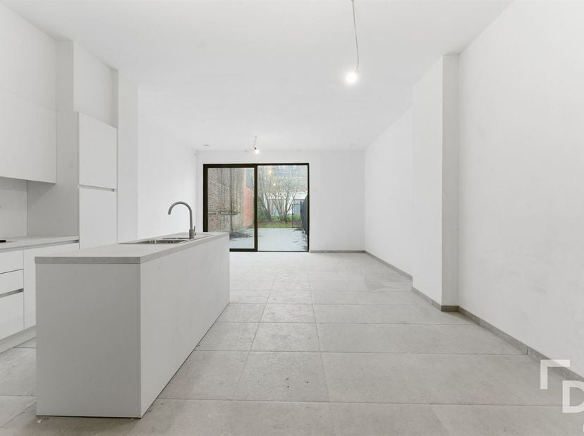 In de Rijselstraat te Ieper vinden we dit nieuwbouw appartement voorzien van 2 slaapkamers, terras en tuin.<br />
Het appartement biedt een ideale wo
