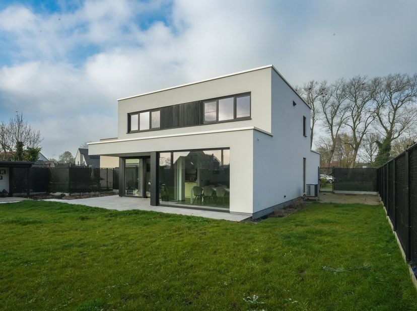 Bent u op zoek naar een moderne, landelijke en instapklare woning in Menen? Deze stijlvolle villa uit 2022 biedt een hoogwaardige afwerking, veel lich