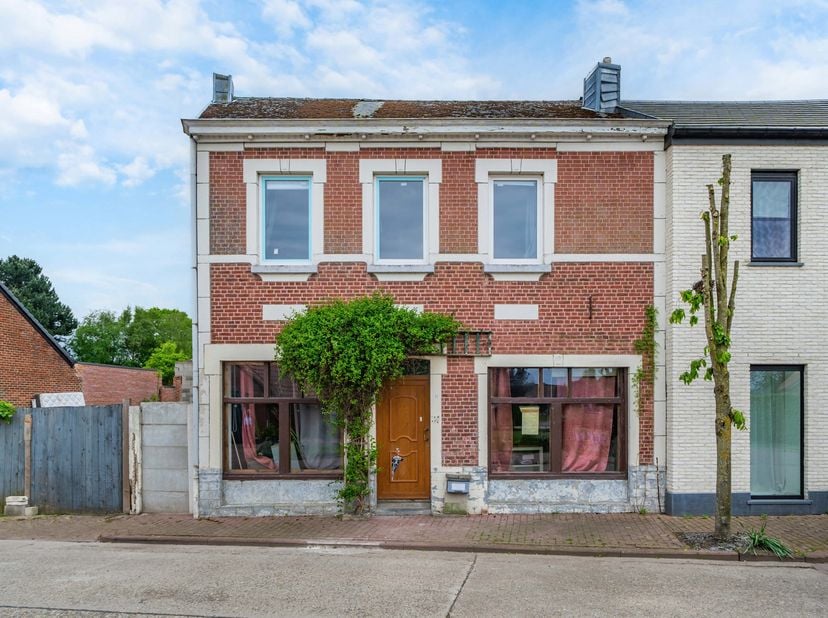 EasyHome a le plaisir de vous présenter cette maison 3 façades à rénover, idéalement située dans un quartier résidentiel de Montenaken. Ce bien offre