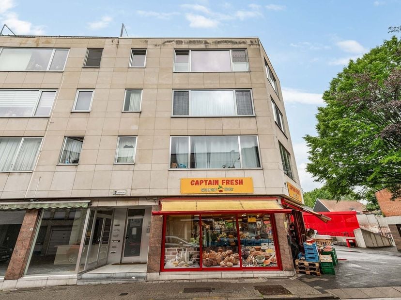 Instapklaar appartement met 3 slaapkamers en parking<br />
<br />
Indeling<br />
Tweede verdieping<br />
Via de inkomhal met gastentoilet betreedt