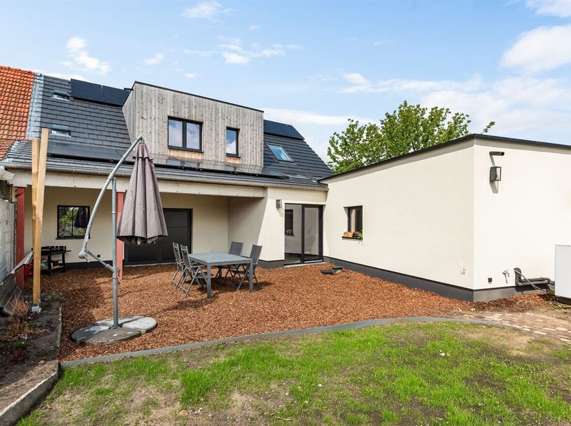 Journée portes ouvertes le samedi 13 juin de 09h30 à 10h30.<br />
 Maison entièrement rénovée sur un terrain d'environ 697 m²<br />
Aménagement :<br /