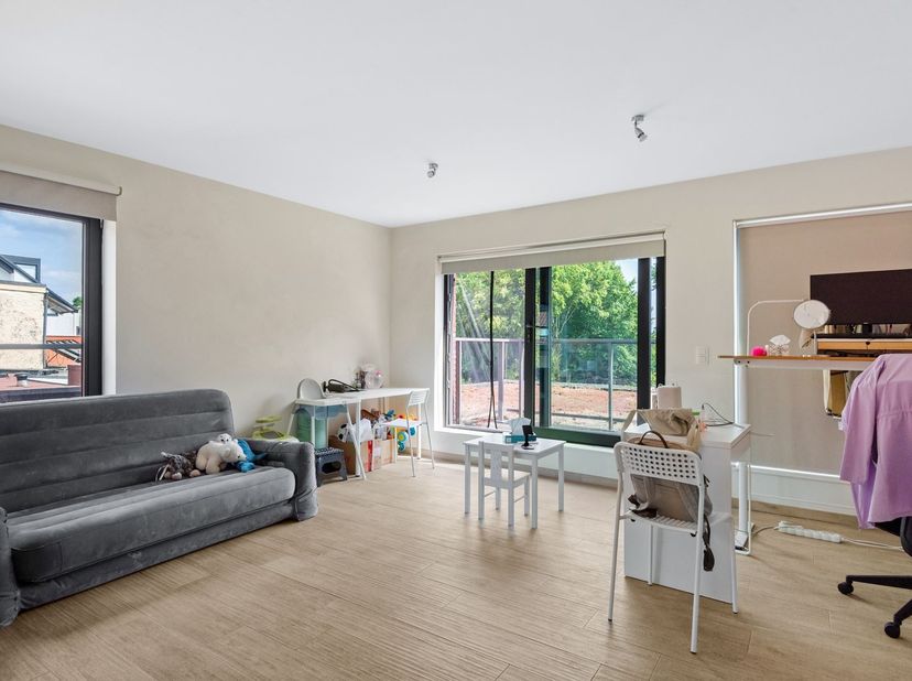 Modern afgewerkt appartement (ca. 60 m²) met één ruime slaapkamer, zonnig terras en private autostaanplaats, gelegen in een recent gebouw uit 2016. Mo