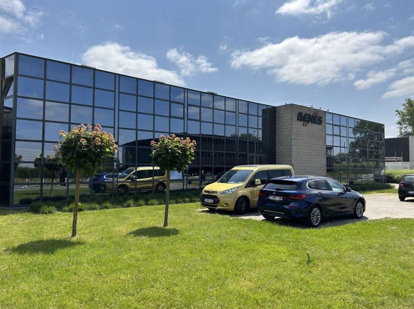 All-in kantoorruimtes te huur/te koop inclusief energie en vergaderzalen in Heverlee. Direct aan de E40 (Haasrode).<br />
<br />
--------<br />
opspli