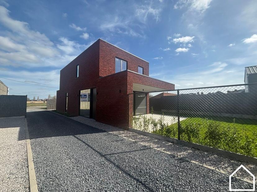 <br />
Luxueuze instapklare nieuwbouwvilla met vrijstaande dubbele garage en zuidwestgerichte tuin in Langemark.<br />
<br />
ONTDEK DEZE WONING VIA D