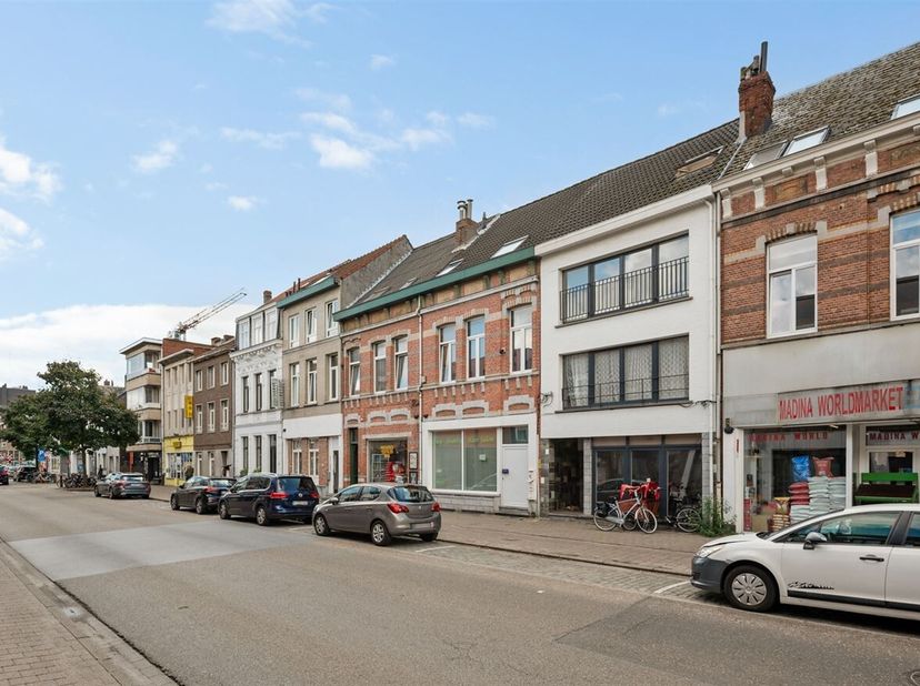 Opbrengsteigendom bestaande uit 4 appartementen<br />
Gelijkvloers<br />
Via de centrale inkomhal bereikt men de appartementen en de gemeenschappelijk