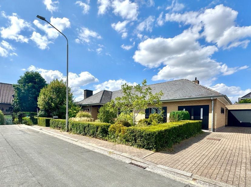 In deze rustige doodlopende straat in de Lindetuin staat deze bungalow te huur; Top locatie in Sint-Eloois-Vijve nabij alles wat men nodig heeft aan w