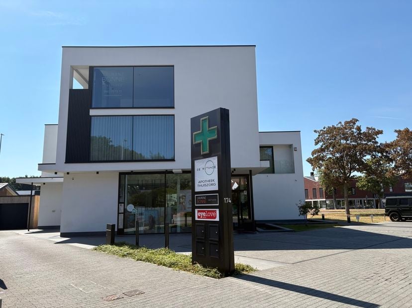 Bent u op zoek naar een stijlvolle en instapklare kantoorruimte of werkomgeving op een vlot bereikbare locatie in Maldegem? Dan is deze moderne kantoo
