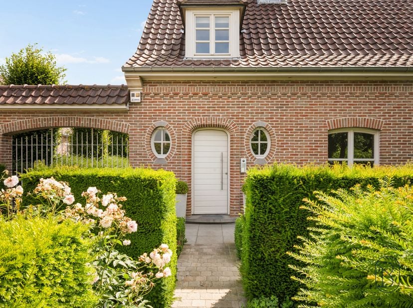 Vous recherchez une maison spacieuse alliant calme, confort et emplacement idéal ? Alors cette charmante maison familiale à Wielsbeke est exactement c