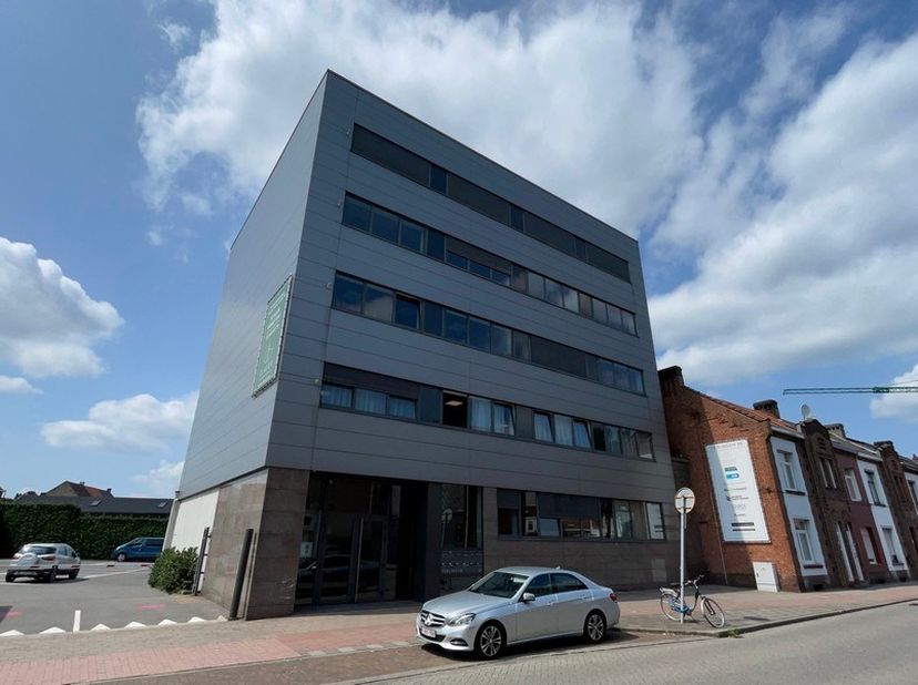290m² kantoorruimte op 2de verdieping<br />
Ligging: vlotte verbinding naar Ring; bus- en tramhaltes op wandelafstand<br />
<br />
Specificaties: zonw