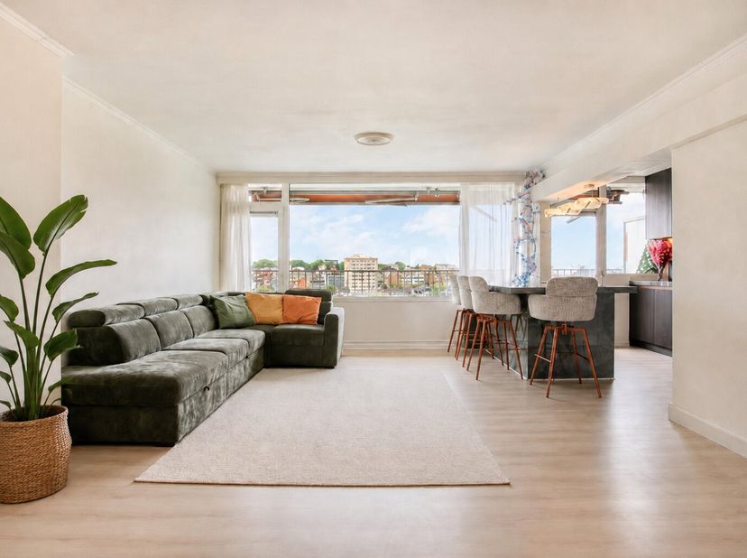 Op de 9de verdieping van een verzorgd residentieel gebouw bevindt zich dit gerenoveerde appartement (105 m² BVO) waar licht, ruimte en comfort centraa