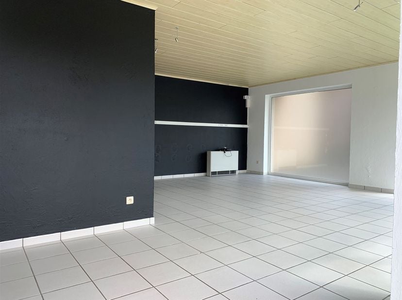 Gelijkvloers handelspand met verschillende mogelijkheden te Ramsel<br />
<br />
Ligging: Centraal gelegen in Ramsel, deelgemeente van Herselt. Alle