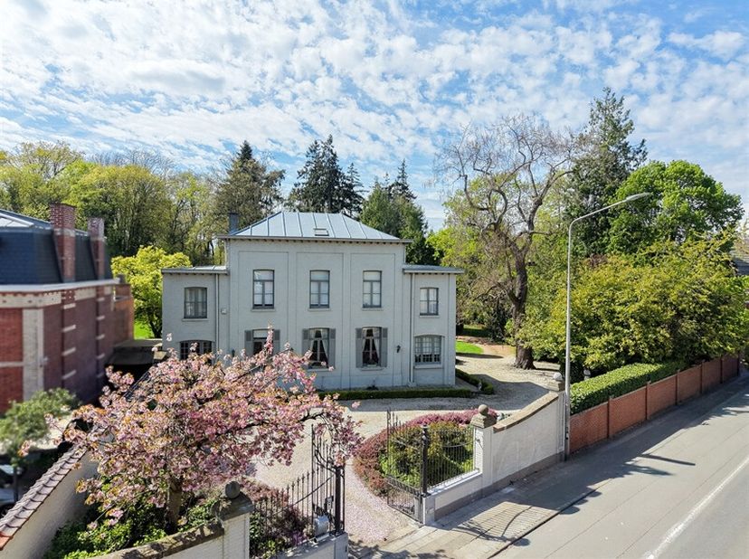 Située au coeur dun parc arboré de plus de 40 ares, cette élégante demeure de caractère séduit par la richesse de ses éléments architecturaux dépoque,